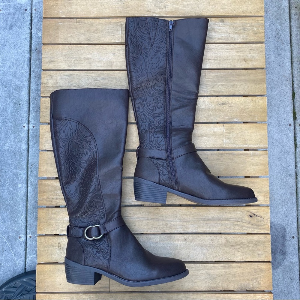 Easy Street Women's Luella Tall Boot Fashion in brown embossed faux leather 9.5N